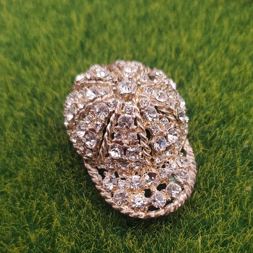 Rhinestone Baseball Jockey Brooch‎ Elegant Silver Tone Crystal Brooch B450